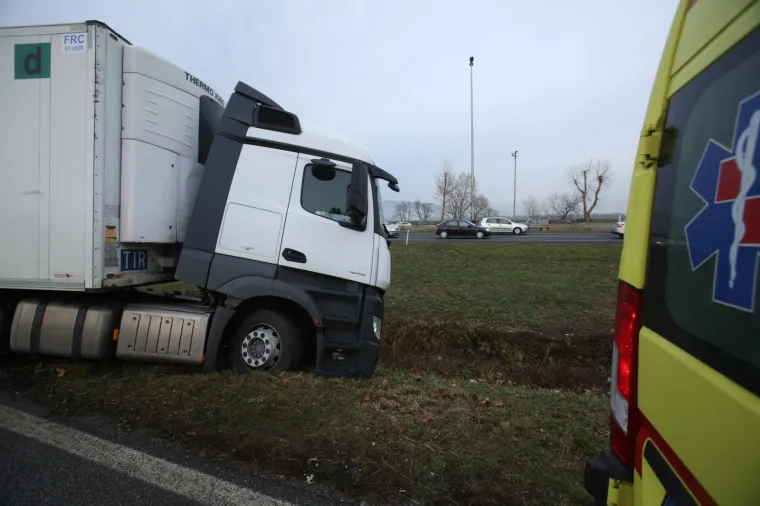 KAOS NA ZAGREBAČKOJ OBILAZNICI:&nbsp;Kod motela Plitvice vozač kamiona doživio infarkt i sletio s ceste, u blizini se dogodio i sudar