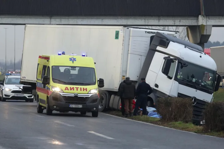 KAOS NA ZAGREBAČKOJ OBILAZNICI:&nbsp;Kod motela Plitvice vozač kamiona doživio infarkt i sletio s ceste, u blizini se dogodio i sudar