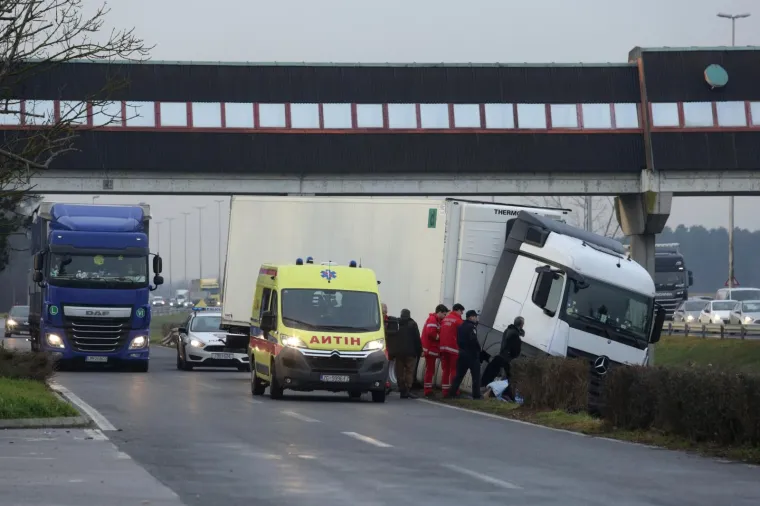 KAOS NA ZAGREBAČKOJ OBILAZNICI:&nbsp;Kod motela Plitvice vozač kamiona doživio infarkt i sletio s ceste, u blizini se dogodio i sudar