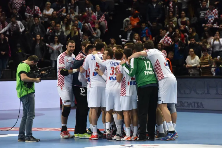 FOTO, KRCATA SPALADIUM ARENA PRATILA JE KAUBOJE: Cindrić najbolji rukometa&scaron;, Duvnjak igrač utakmice