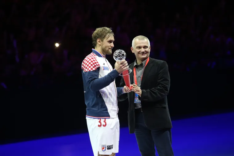 Luka Cindrić primio nagradu za najboljeg hrvatskog rukometa&scaron;a u 2017. godini