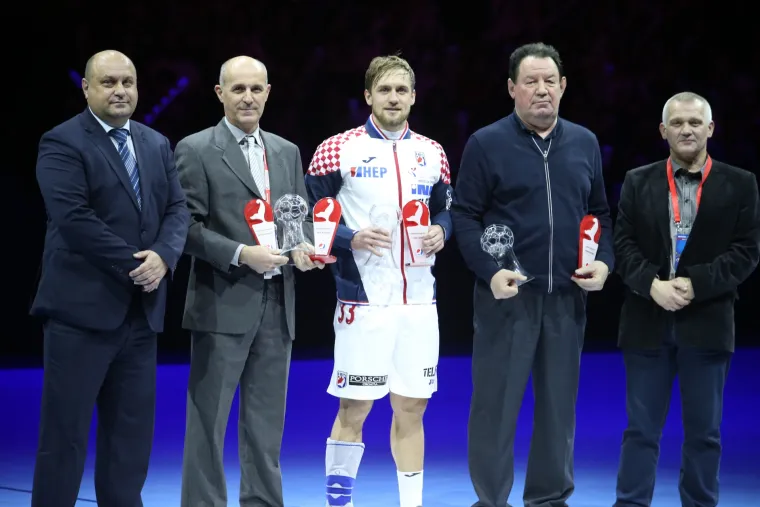 Luka Cindrić primio nagradu za najboljeg hrvatskog rukometa&scaron;a u 2017. godini
