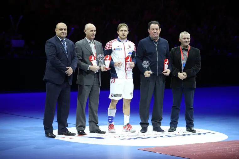 Luka Cindrić primio nagradu za najboljeg hrvatskog rukometa&scaron;a u 2017. godini