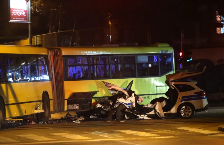 Te&scaron;ka prometna nesreća u Splitu: u sudaru policijskoga vozila i autobusa dvoje ozlijeđenih