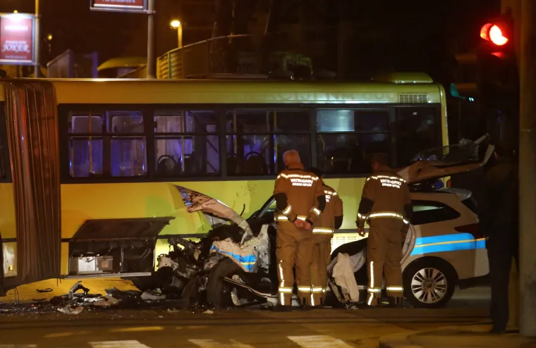 Te&scaron;ka prometna nesreća u Splitu: u sudaru policijskoga vozila i autobusa dvoje ozlijeđenih
