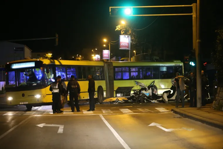 Te&scaron;ka prometna nesreća u Splitu: u sudaru policijskoga vozila i autobusa dvoje ozlijeđenih