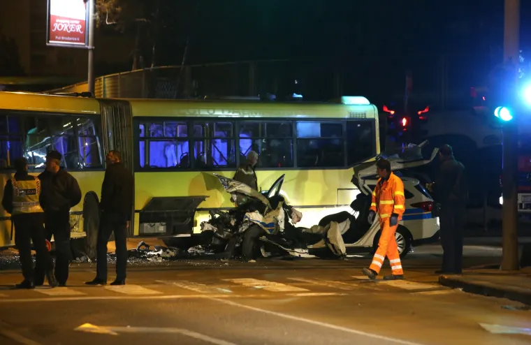 Te&scaron;ka prometna nesreća u Splitu: u sudaru policijskoga vozila i autobusa dvoje ozlijeđenih