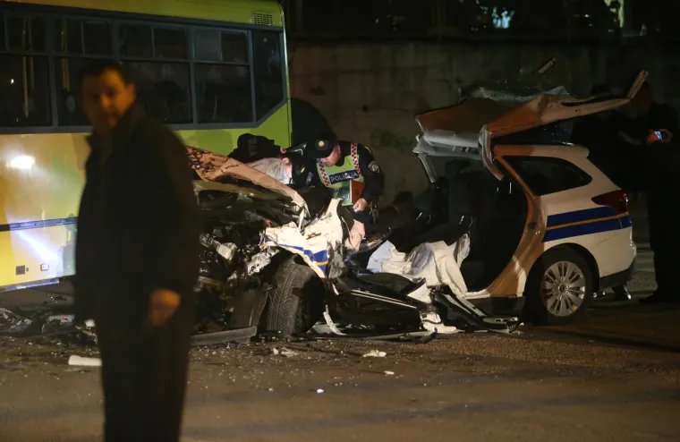 Te&scaron;ka prometna nesreća u Splitu: u sudaru policijskoga vozila i autobusa dvoje ozlijeđenih