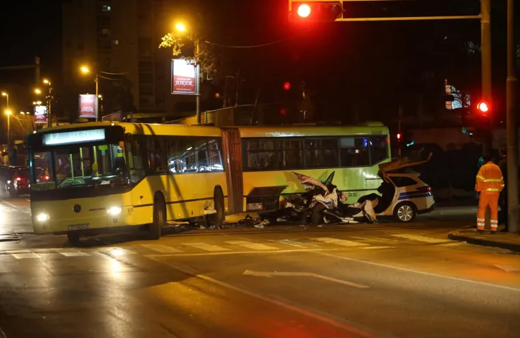TE&Scaron;KA PROMETNA NESREĆA: Policijski automobil zabio se u Prometov bus