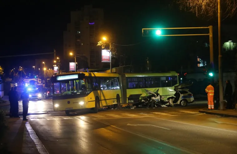 TE&Scaron;KA PROMETNA NESREĆA: Policijski automobil zabio se u Prometov bus