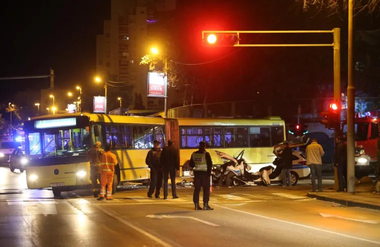 TE&Scaron;KA PROMETNA NESREĆA: Policijski automobil zabio se u Prometov bus