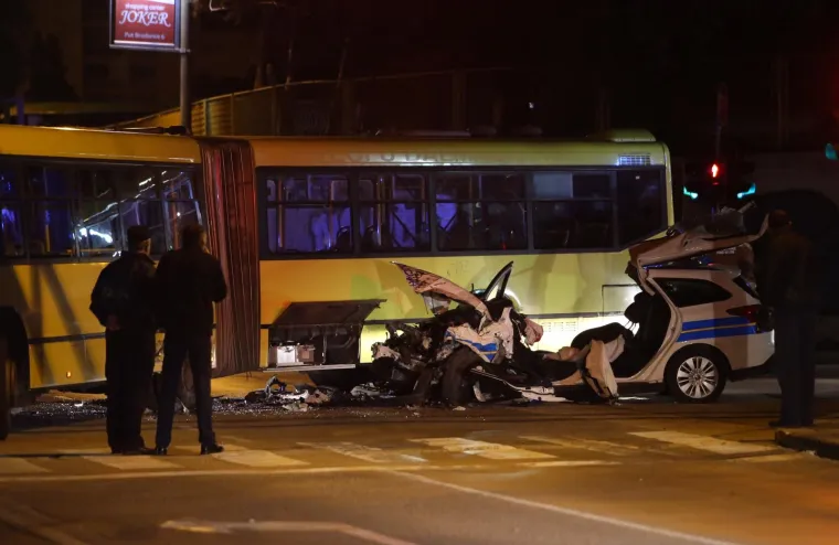 TE&Scaron;KA PROMETNA NESREĆA: Policijski automobil zabio se u Prometov bus