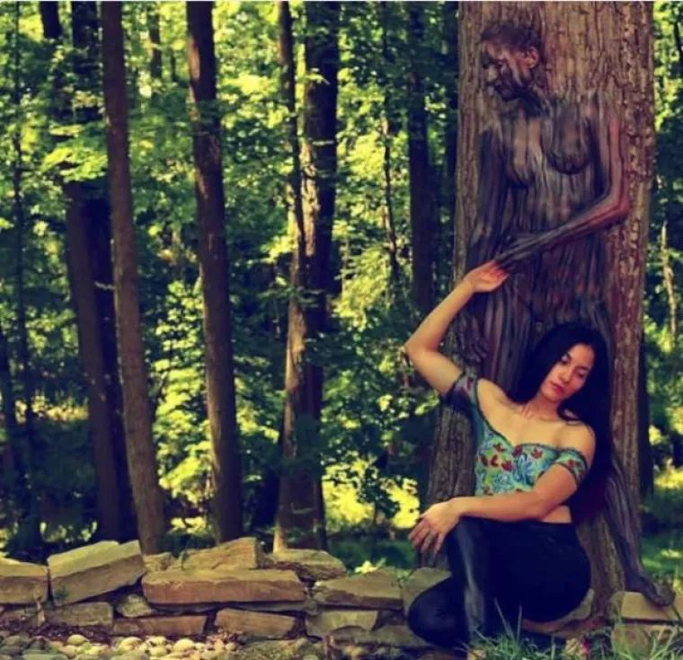 VARA LJUDE NA NAJBOLJI MOGUĆI NAČIN: Na gole djevojke crta komade odjeće i šalje ih u javnost