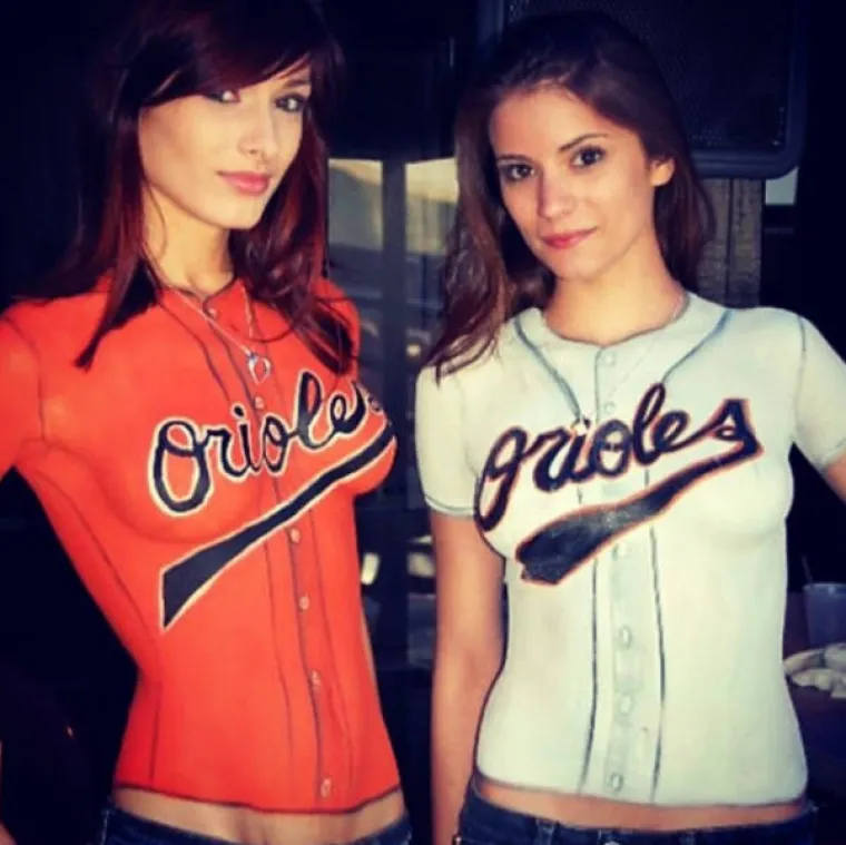 VARA LJUDE NA NAJBOLJI MOGUĆI NAČIN: Na gole djevojke crta komade odjeće i šalje ih u javnost