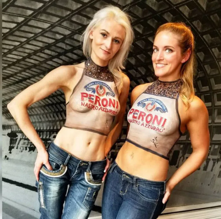 VARA LJUDE NA NAJBOLJI MOGUĆI NAČIN: Na gole djevojke crta komade odjeće i šalje ih u javnost