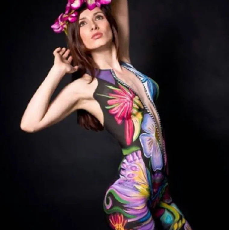 VARA LJUDE NA NAJBOLJI MOGUĆI NAČIN: Na gole djevojke crta komade odjeće i šalje ih u javnost