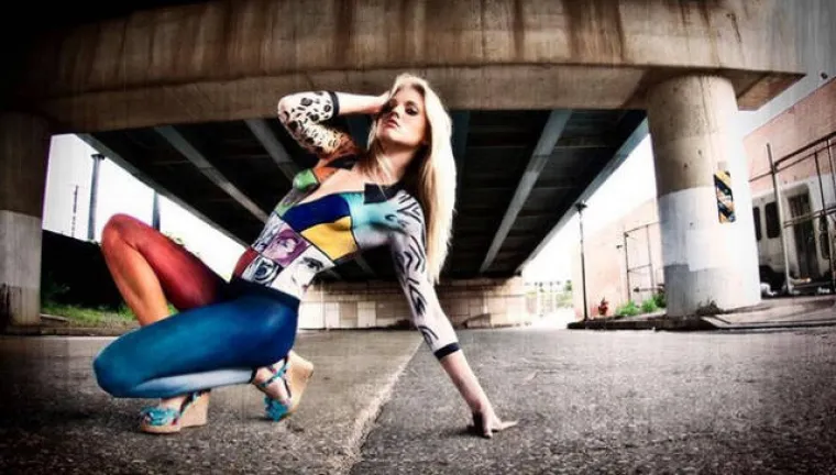 VARA LJUDE NA NAJBOLJI MOGUĆI NAČIN: Na gole djevojke crta komade odjeće i šalje ih u javnost