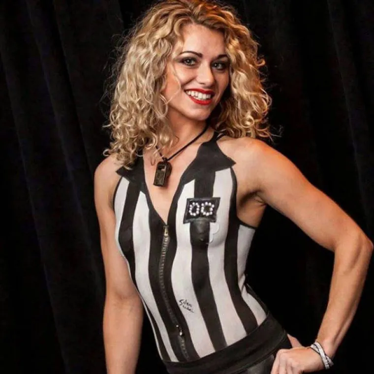 VARA LJUDE NA NAJBOLJI MOGUĆI NAČIN: Na gole djevojke crta komade odjeće i šalje ih u javnost