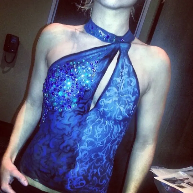 VARA LJUDE NA NAJBOLJI MOGUĆI NAČIN: Na gole djevojke crta komade odjeće i šalje ih u javnost