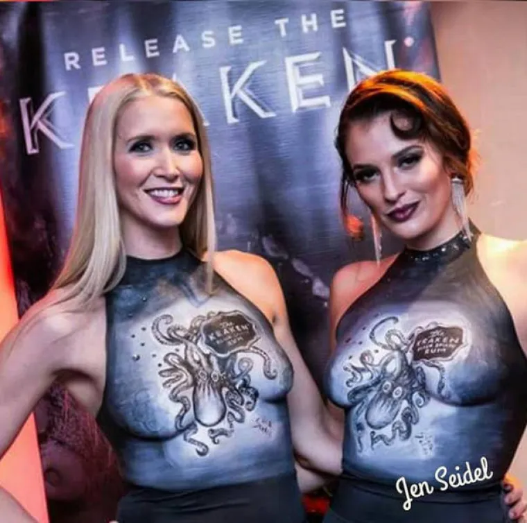 VARA LJUDE NA NAJBOLJI MOGUĆI NAČIN: Na gole djevojke crta komade odjeće i šalje ih u javnost