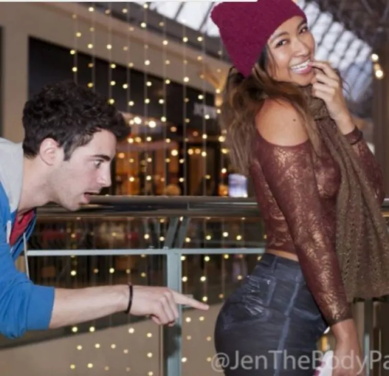 VARA LJUDE NA NAJBOLJI MOGUĆI NAČIN: Na gole djevojke crta komade odjeće i šalje ih u javnost