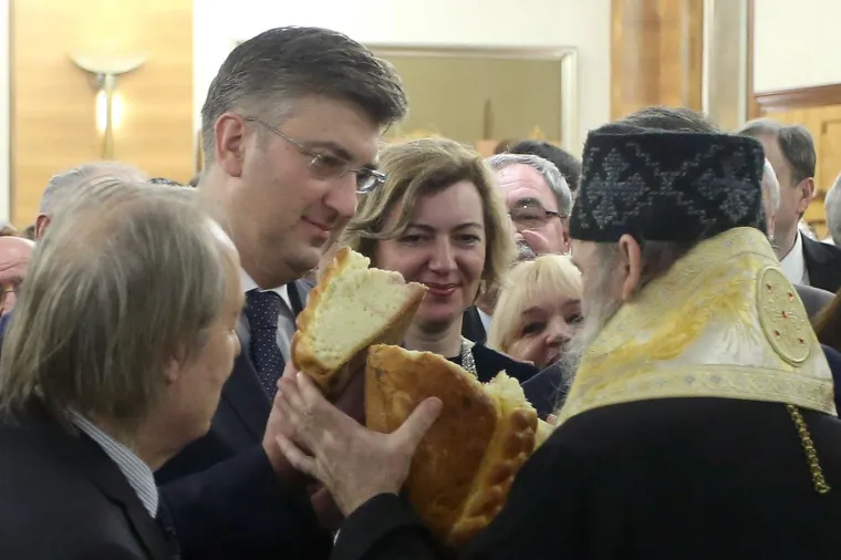 Srpsko narodno vijeće organiziralo je prijem povodom proslave pravoslavnog Božića u hotelu Westin na kojem su sudjelovali visoki crkveni i državni čelnici, Furio Radin, Andrej Plenković, Milorad Pupovac, mitropolit Porfirije Perić, Milan Bandić.