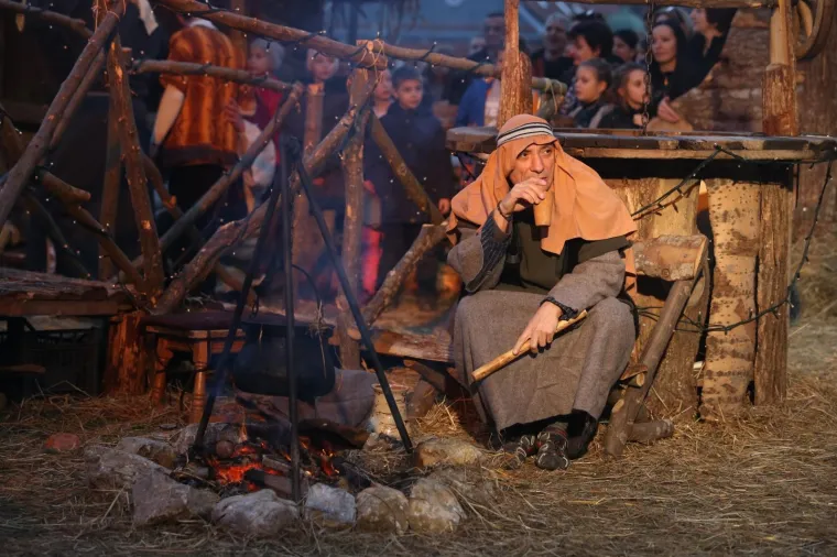 POGLEDAJTE ŽIVE JASLICE ISPRED ZAGREBAČKE KATEDRALE: Zajednica Cenacolo uprizorila rođenje Isusovo na Kaptolu