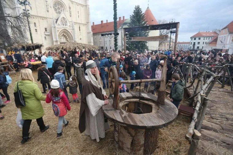 POGLEDAJTE ŽIVE JASLICE ISPRED ZAGREBAČKE KATEDRALE: Zajednica Cenacolo uprizorila rođenje Isusovo na Kaptolu