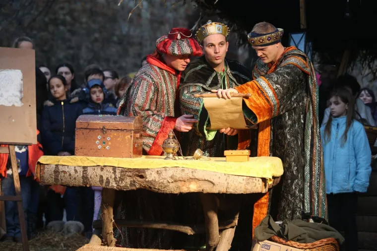 POGLEDAJTE ŽIVE JASLICE ISPRED ZAGREBAČKE KATEDRALE: Zajednica Cenacolo uprizorila rođenje Isusovo na Kaptolu