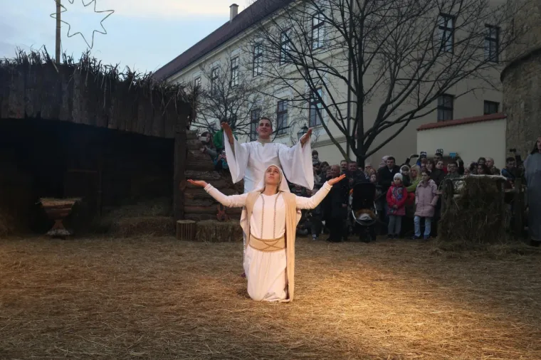 POGLEDAJTE ŽIVE JASLICE ISPRED ZAGREBAČKE KATEDRALE: Zajednica Cenacolo uprizorila rođenje Isusovo na Kaptolu