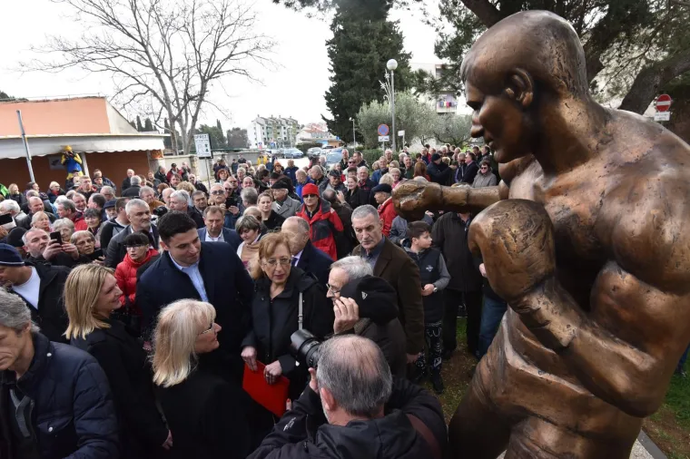 DAN POSVEĆEN ISTINSKOM VELIKANU: Ovako je bilo na otkrivanju spomenika najvećem hrvatskom sportašu 20. stoljeća