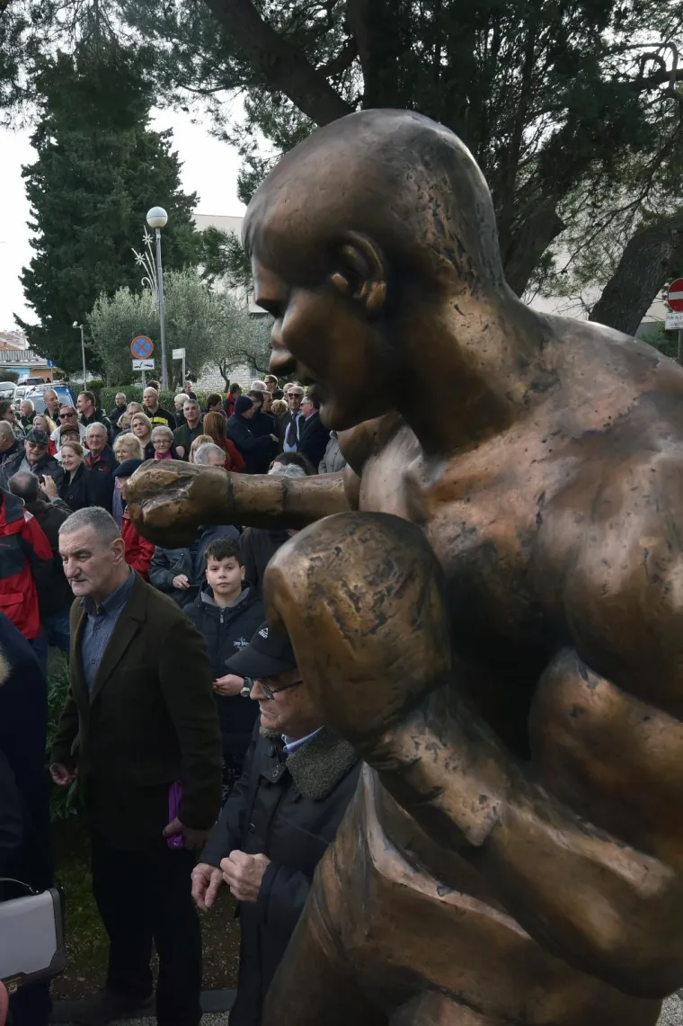 DAN POSVEĆEN ISTINSKOM VELIKANU: Ovako je bilo na otkrivanju spomenika najvećem hrvatskom sportašu 20. stoljeća