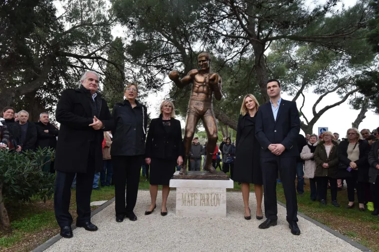 Uz dvije unuke, sina Marka i kćeri Mire te šire obitelji, prisustvovali su načelnik Ratomir Korać i donačelnica Fažane Ada Damjanac, predsjednik SDP-a Davor Bernardić, predsjednik istarskog SDP-a Vili Bassanese te brojni drugi.