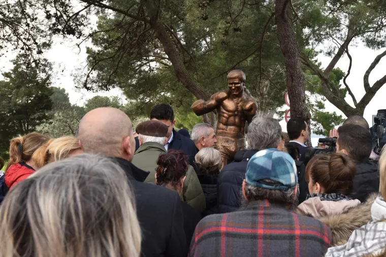 DAN POSVEĆEN ISTINSKOM VELIKANU: Ovako je bilo na otkrivanju spomenika najvećem hrvatskom sportašu 20. stoljeća