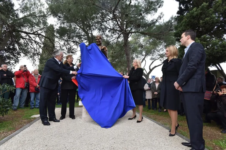 DAN POSVEĆEN ISTINSKOM VELIKANU: Ovako je bilo na otkrivanju spomenika najvećem hrvatskom sporta&scaron;u 20. stoljeća