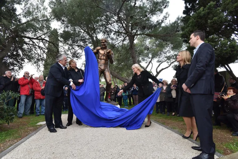 Vi&scaron;e stotina građana Fažane, Pule, ali i cijele Hrvatske i regije te brojni sporta&scaron;i okupili su se na otkrivanju spomenika legendarnom Mati Parlovu, najboljem hrvatskom sporta&scaron;u 20. stoljeća.