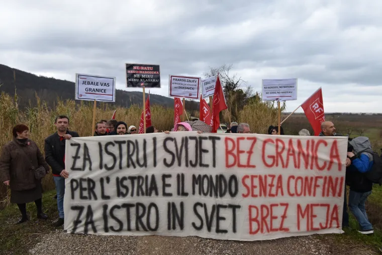 Na graničnom prijelazu Plovanija održan zajednički prosvjed Radničke fronte i slovenske Levice