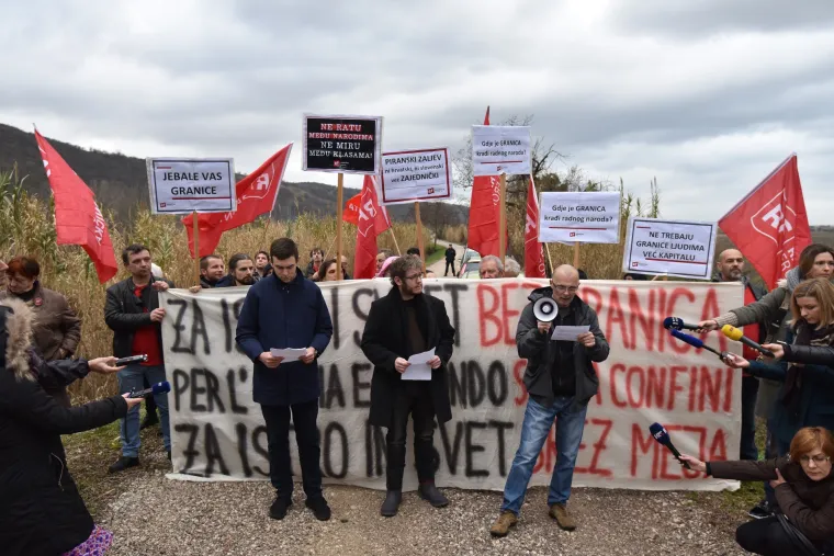 Na graničnom prijelazu Plovanija održan zajednički prosvjed Radničke fronte i slovenske Levice