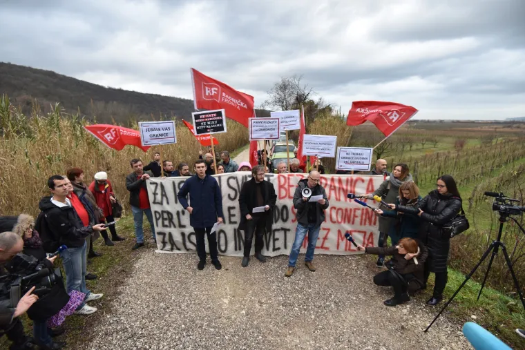 Na graničnom prijelazu Plovanija održan zajednički prosvjed Radničke fronte i slovenske Levice