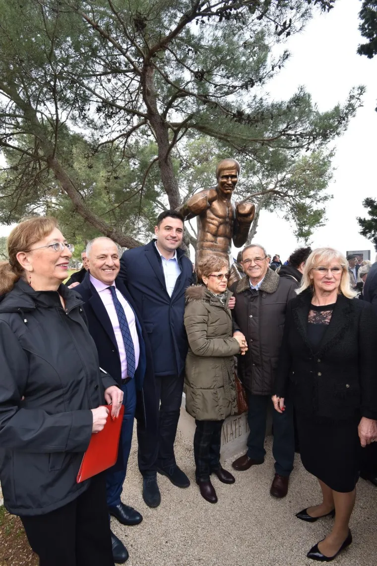 U Fažani otkriven spomenik najboljem hrvatskom sporta&scaron;u 20. stoljeća Mati Parlovu