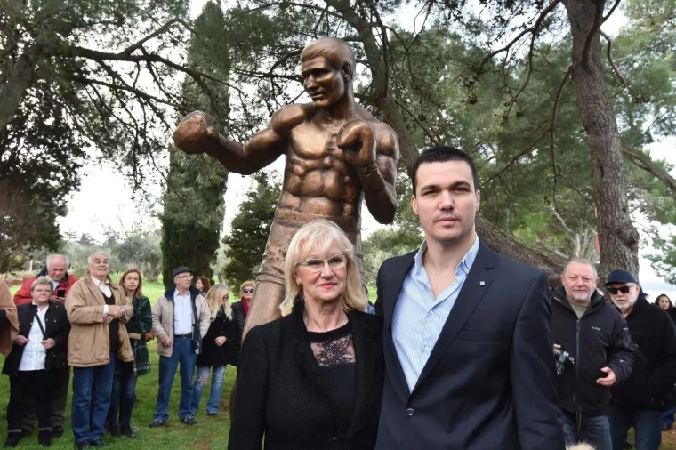 U Fažani otkriven spomenik najboljem hrvatskom sporta&scaron;u 20. stoljeća Mati Parlovu