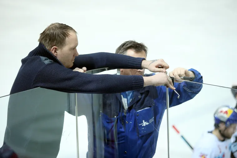 Nesvakida&scaron;nja situacija: zbog razbijenog pleksiglasa na ogradi klizali&scaron;ta nakratko je prekinuta utakmica Medve&scaron;čaka