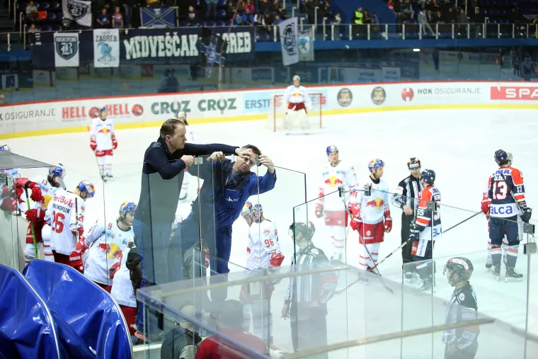 Nesvakida&scaron;nja situacija: zbog razbijenog pleksiglasa na ogradi klizali&scaron;ta nakratko je prekinuta utakmica Medve&scaron;čaka