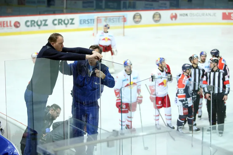 Nesvakida&scaron;nja situacija: zbog razbijenog pleksiglasa na ogradi klizali&scaron;ta nakratko je prekinuta utakmica Medve&scaron;čaka