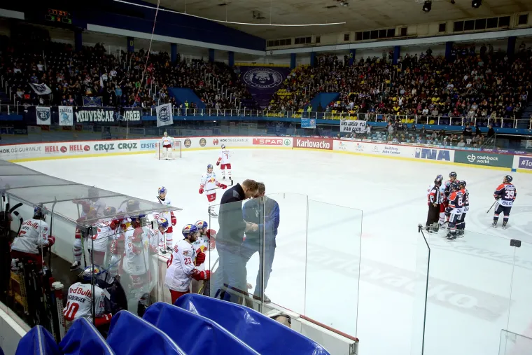 Nesvakida&scaron;nja situacija: zbog razbijenog pleksiglasa na ogradi klizali&scaron;ta nakratko je prekinuta utakmica Medve&scaron;čaka