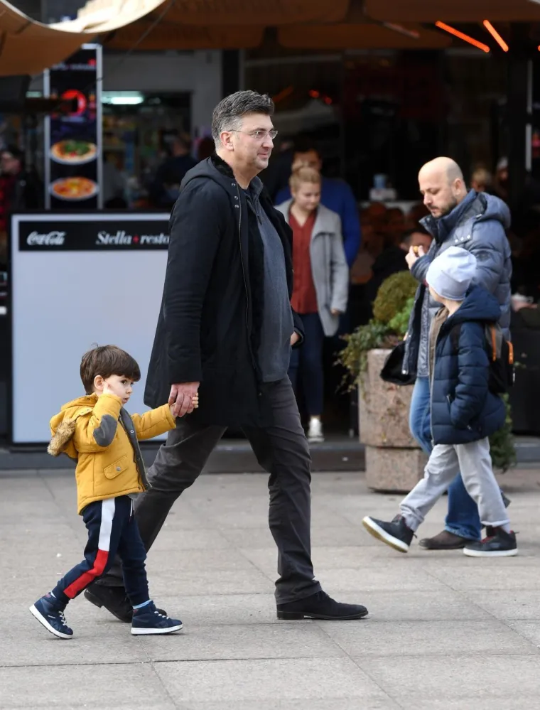Andrej Plenković u &scaron;etnji sa sinom i Gordan Maras u &scaron;etnji sa sinom