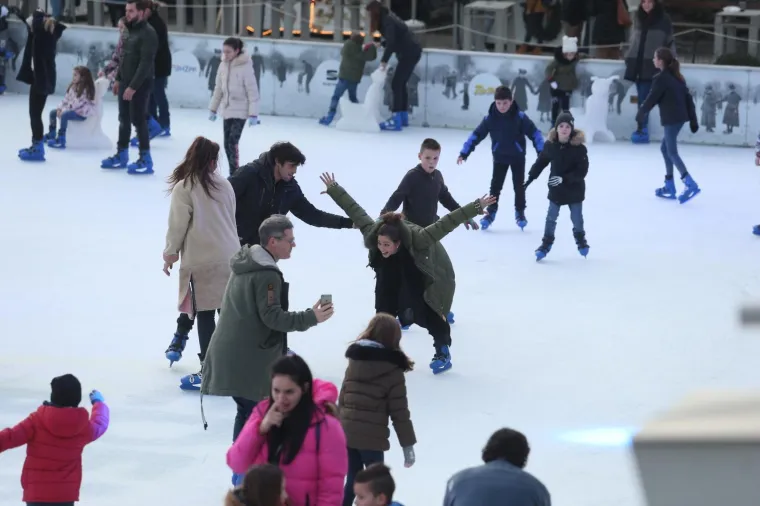 ZAVRŠIO JE ADVENT U ZAGREBU: Pogledajte kako su građani i turisti na suncu uživali posljednjeg dana ove manifestacije