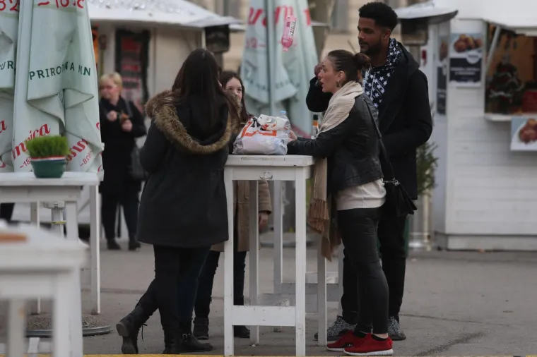 ZAVRŠIO JE ADVENT U ZAGREBU: Pogledajte kako su građani i turisti na suncu uživali posljednjeg dana ove manifestacije