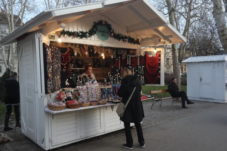 ZAVRŠIO JE ADVENT U ZAGREBU: Pogledajte kako su građani i turisti na suncu uživali posljednjeg dana ove manifestacije
