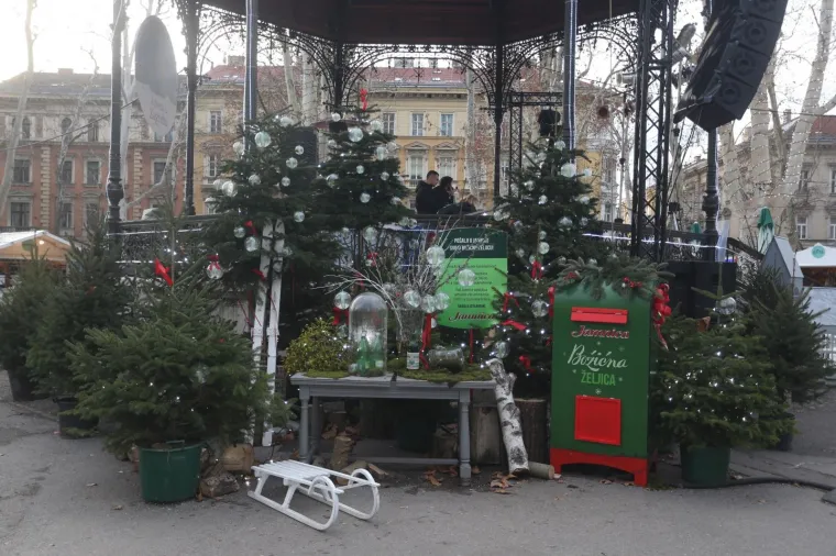 ZAVRŠIO JE ADVENT U ZAGREBU: Pogledajte kako su građani i turisti na suncu uživali posljednjeg dana ove manifestacije